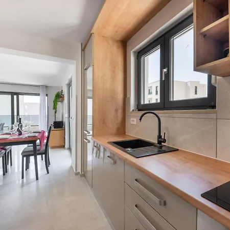 Apartment The Golden With Terrace Makarska