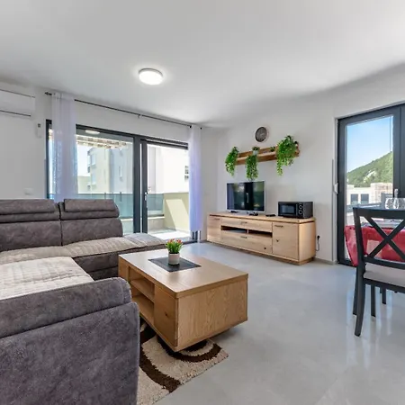 Apartment The Golden With Terrace Makarska