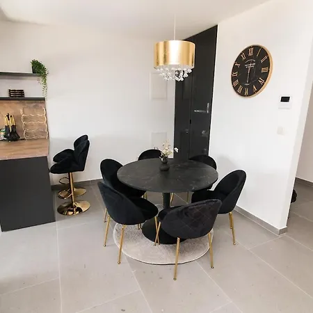 The Golden With Terrace Apartment Makarska