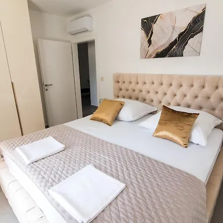 The Golden With Terrace * Makarska