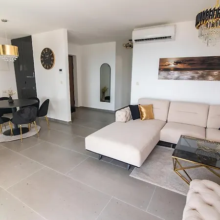 Apartment The Golden With Terrace