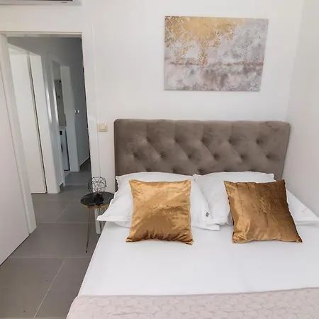 The Golden With Terrace Apartment *